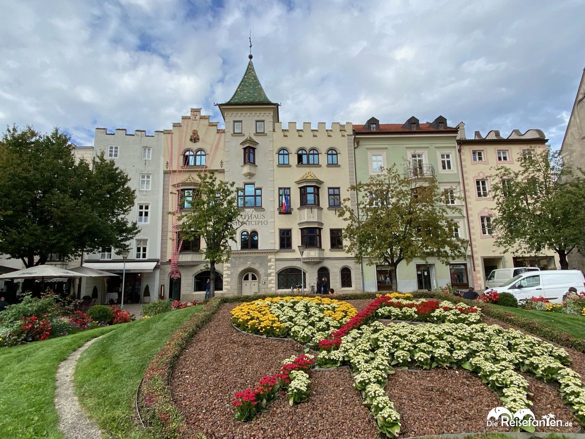 Blumenkunst vor dem Rathaus in Brixen