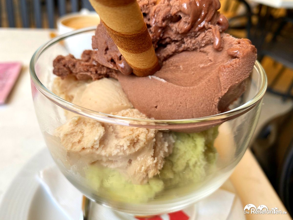 Gemischter Eisbecher im Cafe Erschbamer in Nals in Südtirol