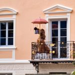 Lustiger Balkonhund in Brixen