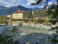 Blick auf die Wandelhalle von Meran