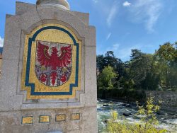 Brückenpfeiler mit Wappen in Meran