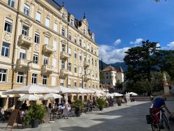 Imposante Häuserfassade in Meran