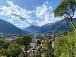 Imposanter Ausblick vom Tappeinerweg auf Meran und Umgebung