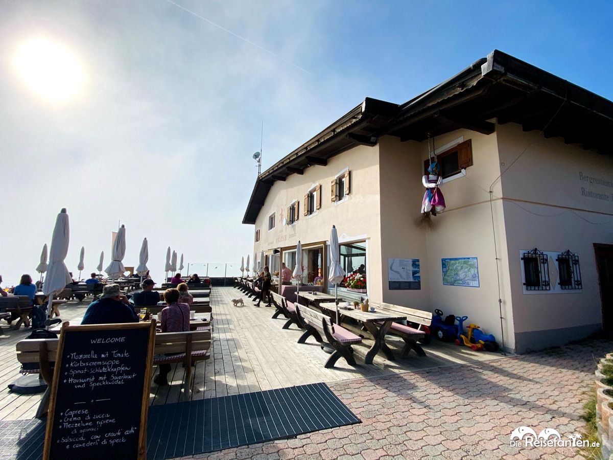 Puflatschhütte der Seiser Alm in Südtirol mit seiner Panoramaterrasse