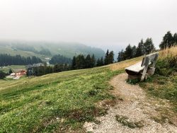 Bank mit Ausblick auf die Seiser Alm
