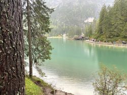 Blick auf das Bootshaus am Pragser Wildsee