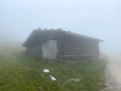 Holzhütte auf der Seiser Alm in Südtirol