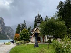Kleine Kirche a Prager Wildsee in Südtirol