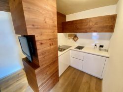 Küchenzeile in der Ariston Dolomiti Residence in Toblach in Südtirol