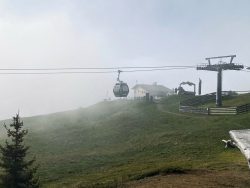 Liftanlage im Nebel auf der Seider Alm in Südtirol