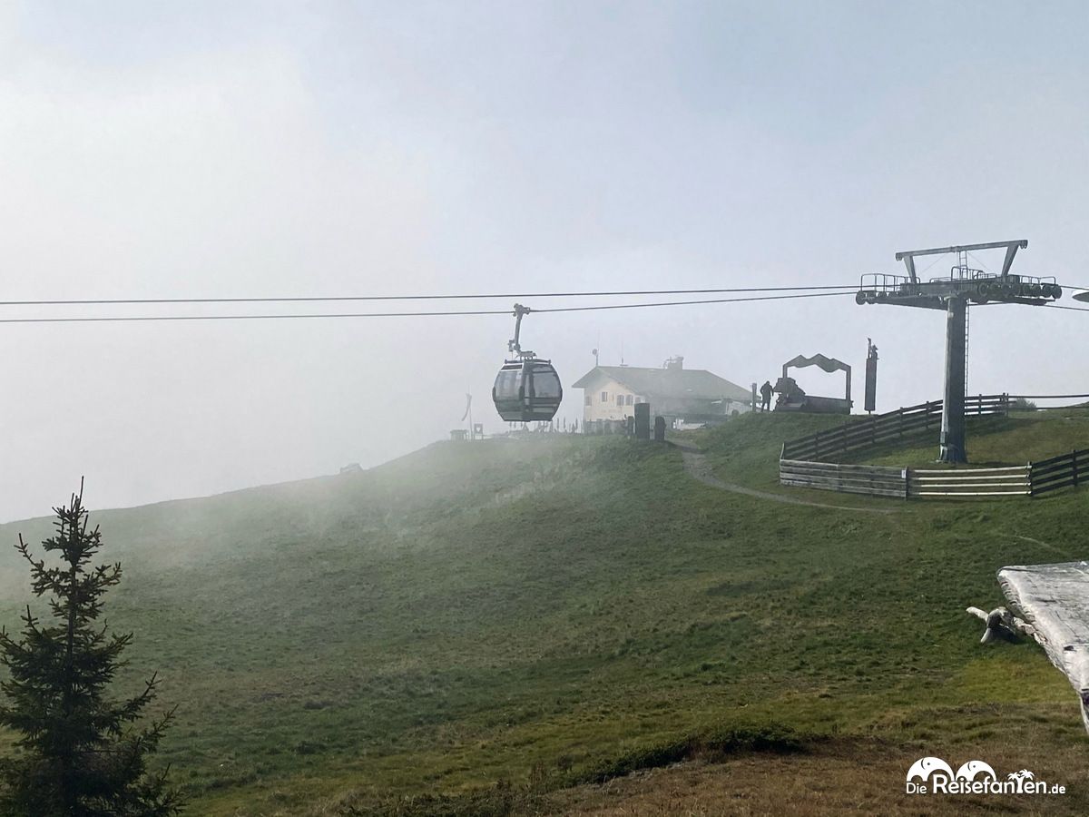 Liftanlage im Nebel auf der Seider Alm in Südtirol