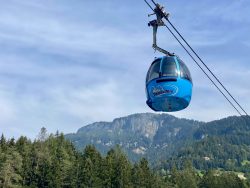 Liftfahrt hinauf zur Seiser Alm in Südtirol