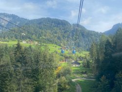 Liftfahrt mit der Seiser Bahn in Südtirol