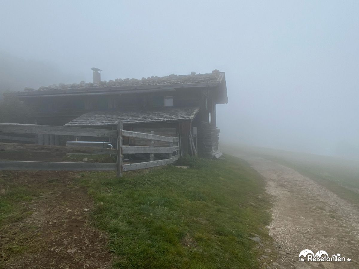 Urige Hütte am Wegesrand auf der Seiser Alm in Südtirol