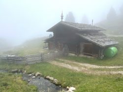 Urige Hütte auf der Seiser Alm in Südtirol