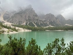 Weiter Blick am Prager Wildsee in Südtirol