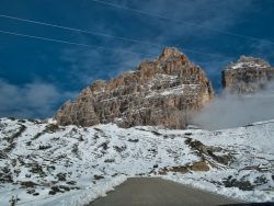 Auffahrt zum Parkplatz der Drei Zinnen in den Dolomiten