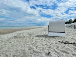 Leerer Strandabschnitt in Scharbeutz an der Lübecker Bucht