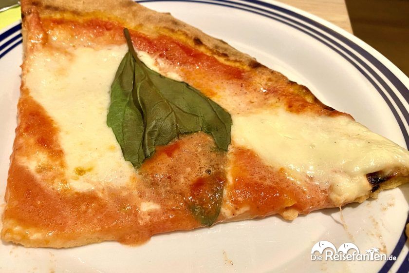 Pizza Caprese aus der Pizzeria Hans in Toblach in Südtirol