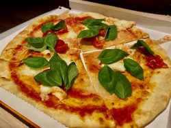 Pizza Caprese aus der Pizzeria Mexico City in Niederdorf in Südtirol