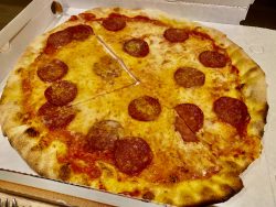 Pizza Diavola aus der Pizzeria Mexico City in Niederdorf in Südtirol