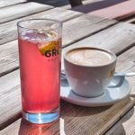Skiwasser und Cappuccino