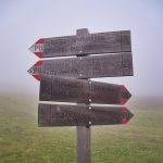 Wegweiser im Nebel