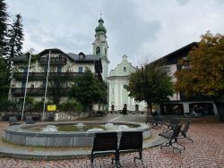Brunnen im Zentrum von Toblach