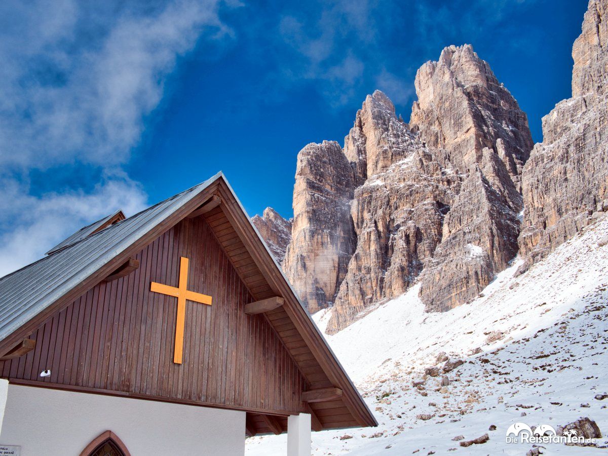 Die Cappella degli Alpini mit den Drei Zinnen im Hintergrund