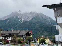 Toblach liegt am Rand der Dolomiten