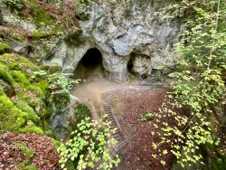 Blick nach innen in die Riesenburg in Wiesenttal