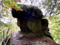 Gedenkstein in der Riesenburg in Wiesenttal