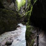 In der Ferne eine Brücke über die Partnachklamm