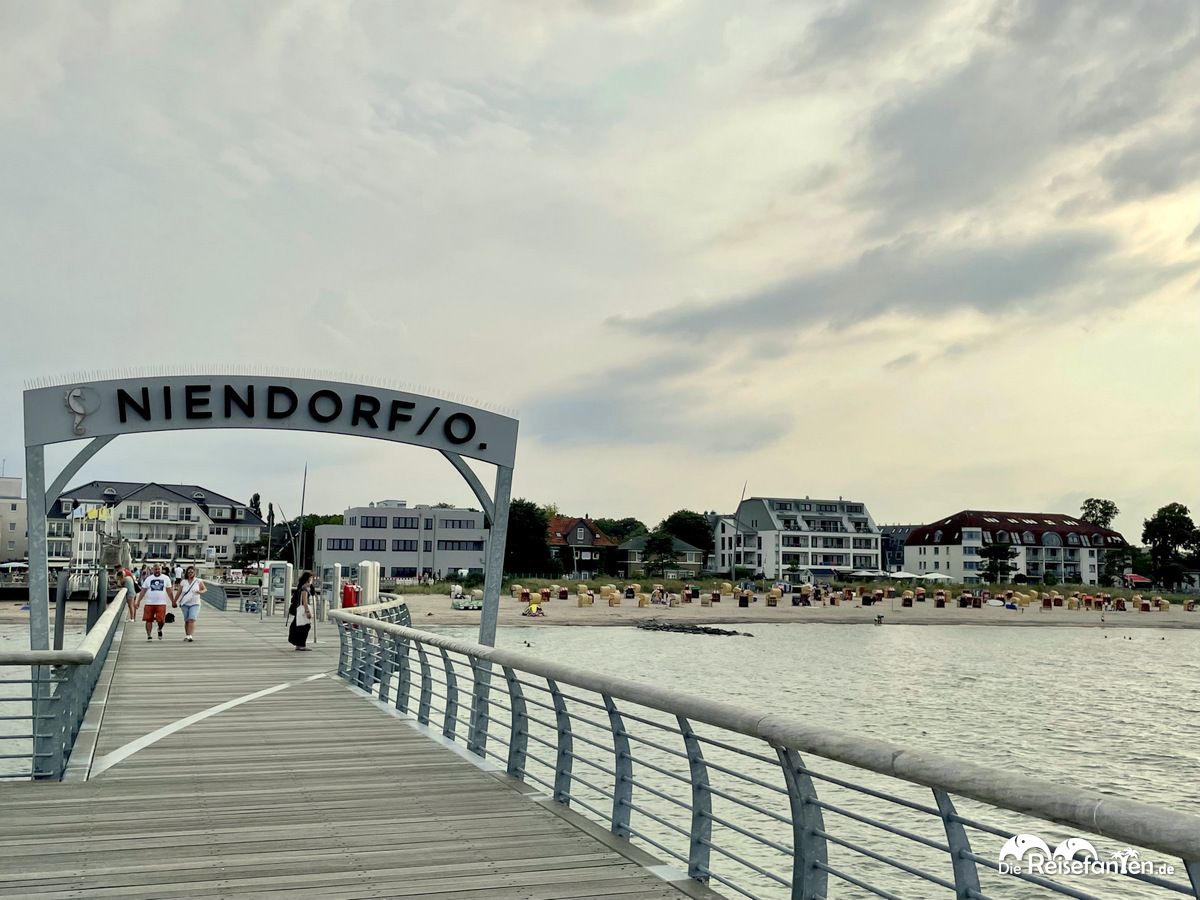 Die Niendorfer Seebrücke am Abend
