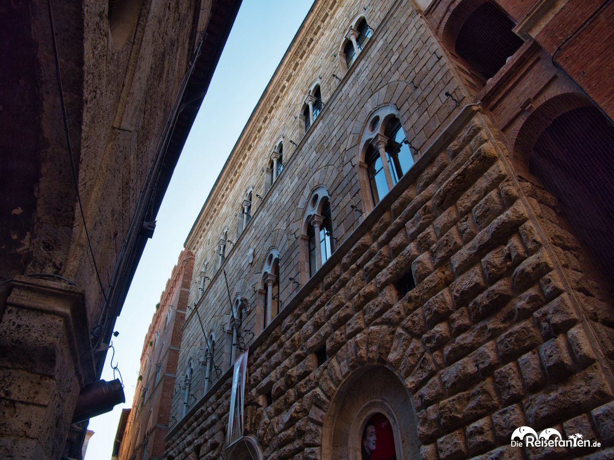 Fassaden in der Via di Città in Siena