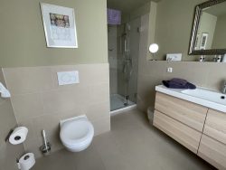 Geräumiges Badezimmer im Hotel Mein Strandhaus in Niendorf