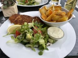 Hausgemachter Backfisch im Restaurant Hafenblick in Niendorf