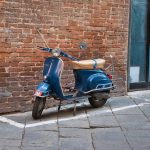 Vespa in der Via Pagliaresi in Siena