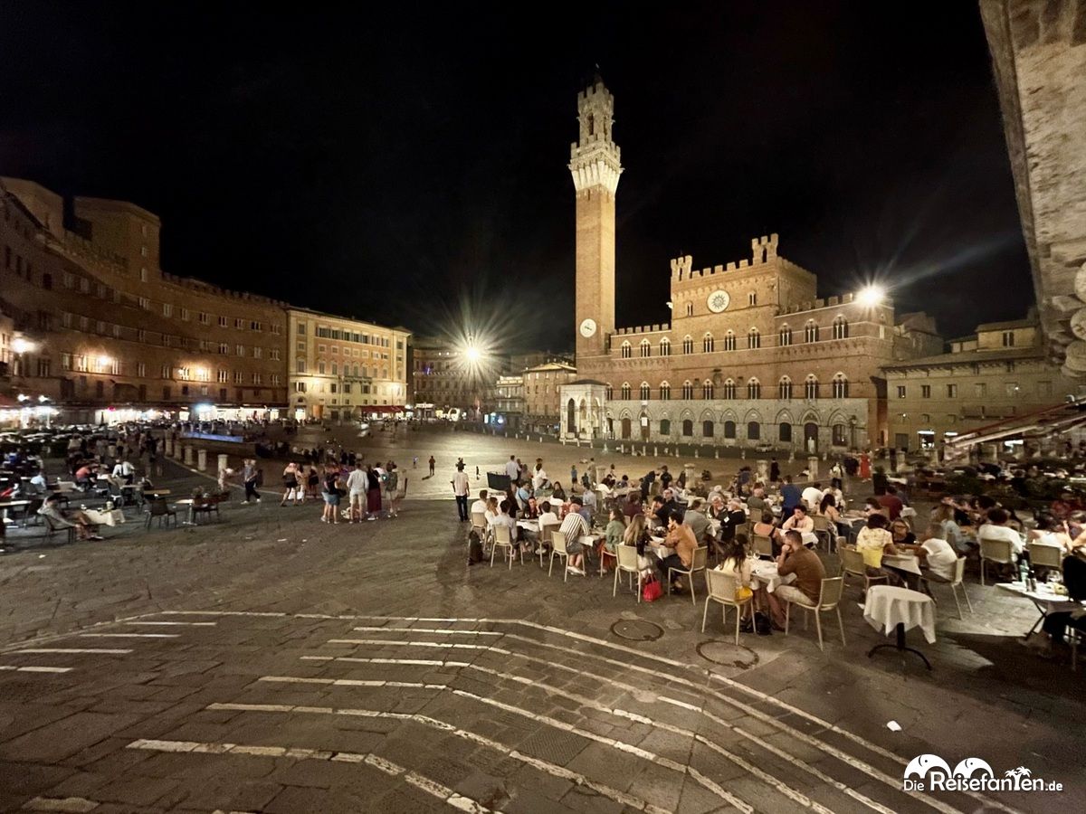 Der Piazza del Campo in Siena bei Nacht