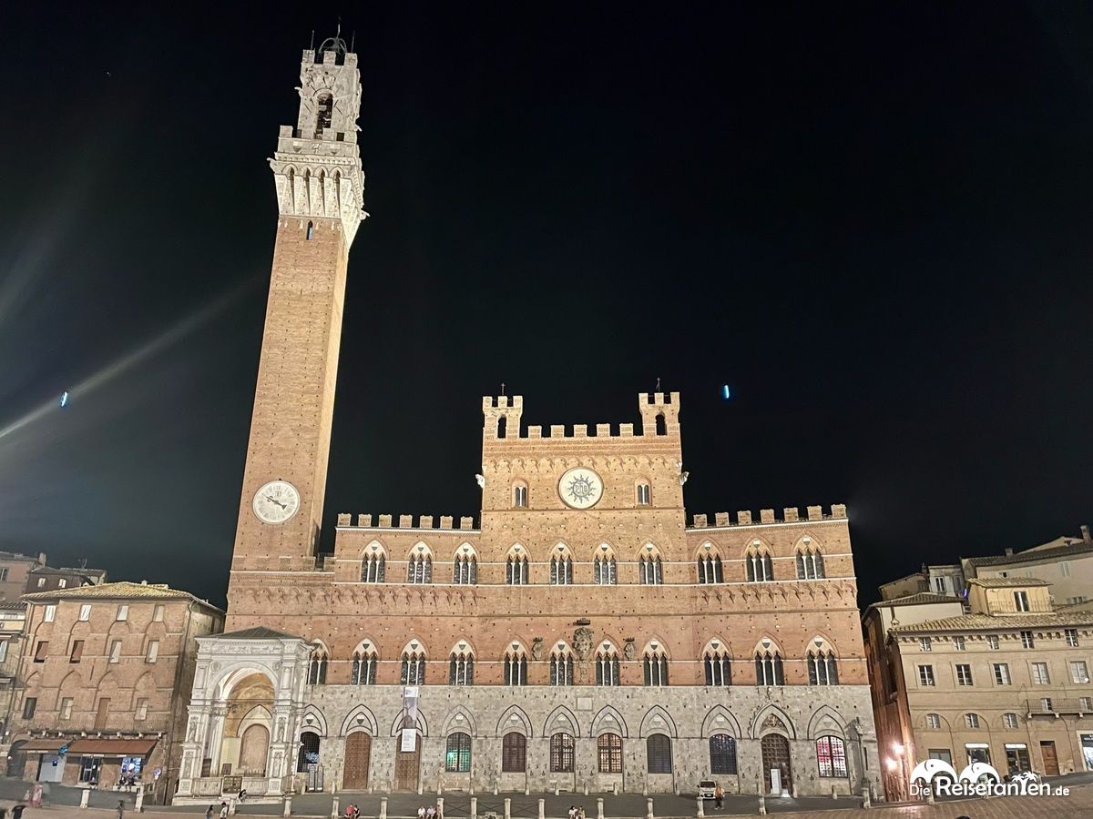 Der Torre del Mangia in Siena bei Nacht