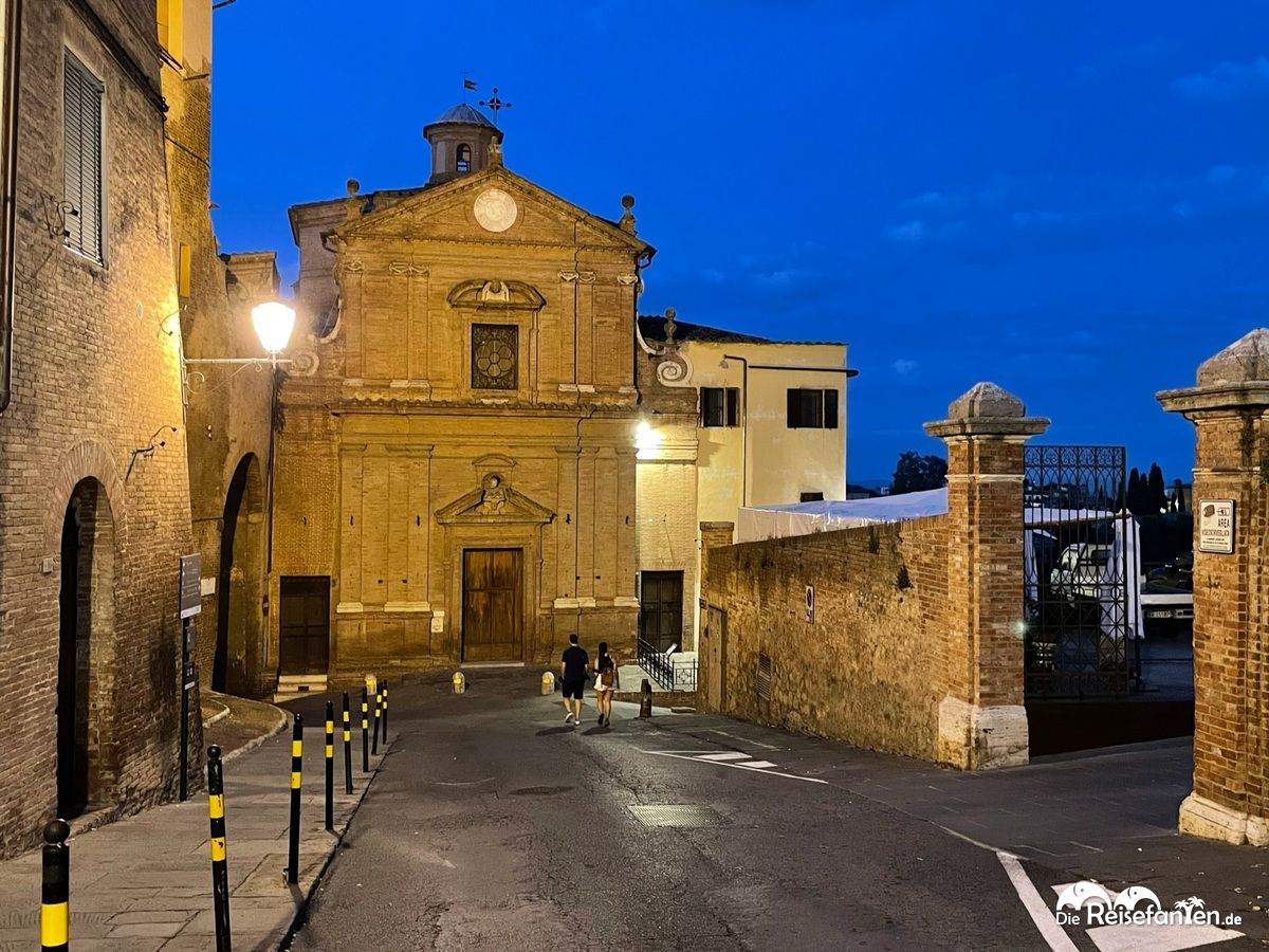 Die Chiesa di San Giuseppe in Siena am Abend