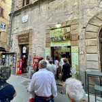 Schlange vor der Eisdiele in Volterra