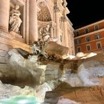 Seitenblick auf den Trevi Brunnen