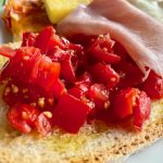 Tomatenwürfel und lokale Produkte zum Frühstück im Ristorante agricolo Tenuta di Mensanello