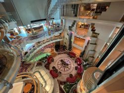 Atriumblick der Jewel of the Seas