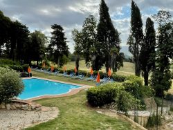 Blick auf den Pool des Tenuta di Mensanello in der Toskana