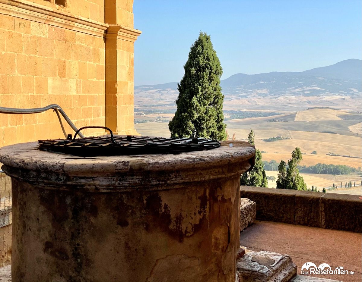 Brunnen mit Panoramablick in Pienza