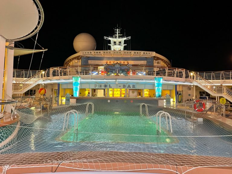 Der Pool der Jewel of the Seas am Abend