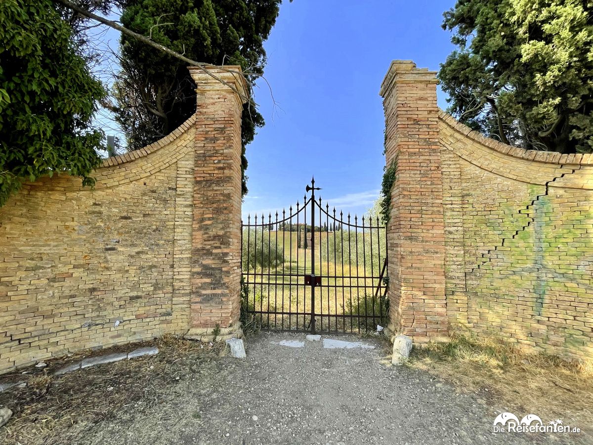 Eingangstor eines Landgutes im Val d'Orcia