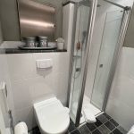 Dusche und Toilette im HOME Suites Apartment in Braunlage